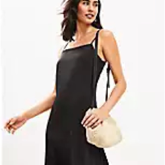 LOFT GREEN SLIP DRESS Adjustable spaghetti straps.100%Polyester
Machine Washable - Picture 3 of 5